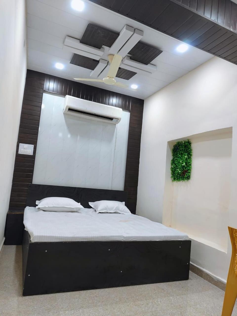 Hotel Crystal Dreams Mathura Εξωτερικό φωτογραφία